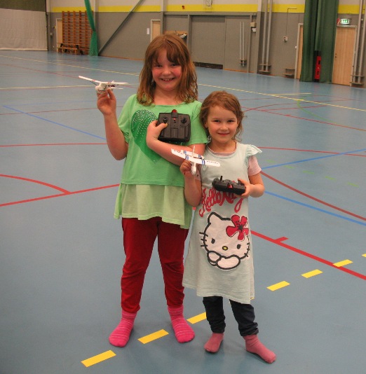 Greta och Ines med sina nya flygplan